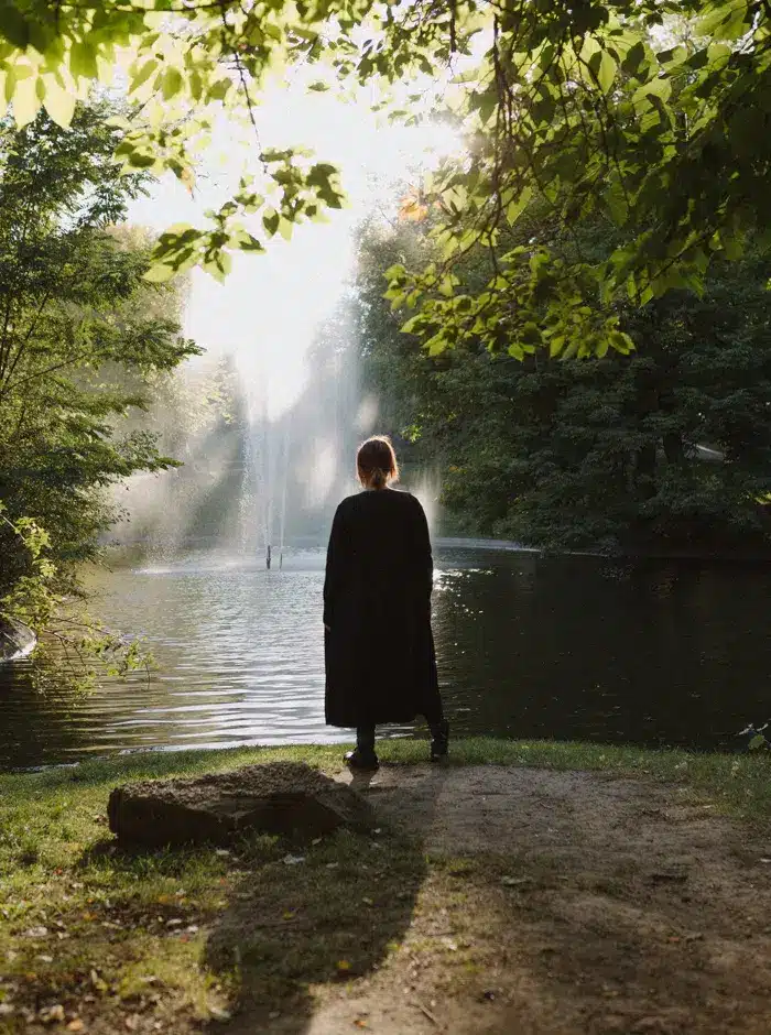johanna-gatterer-02.jpg Foto von Psychotherapeutin Johanna Gatterer vor einem Teich